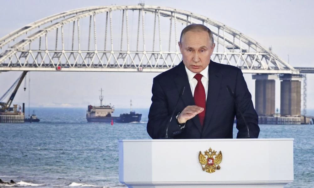 Η Ρωσία κλείνει το Στενό του Κερτς και μπλοκάρει τη γέφυρα της Κριμαίας